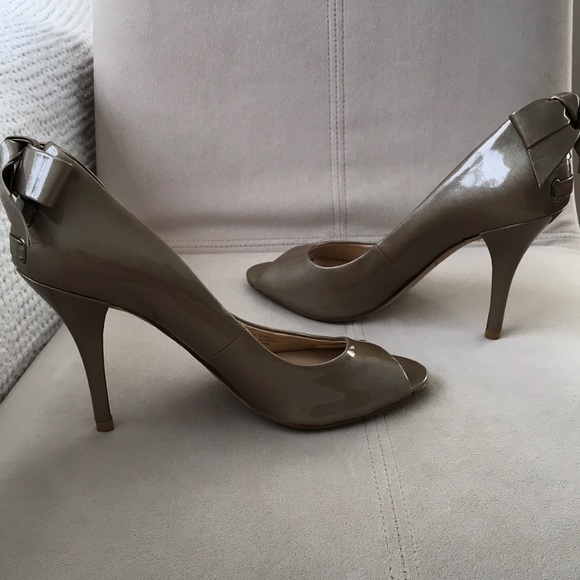 Enzo Angiolini Patent Leather Heels w/ bow details - Picture 8 of 8